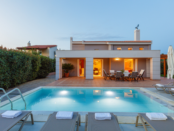 Private 3 Bedroom 3 Bathroom Villa with Guesthouse & Pool