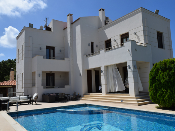 Massive 6bed Villa with Pool, BBQ & Private Chapel