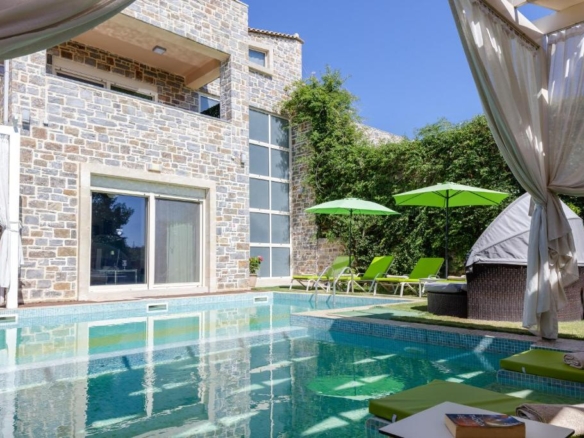 Sunny & Spacious 4bed Villa with Pool