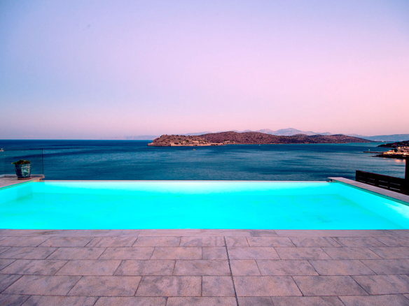 Seafront Luxurious 4bedroom Villa with Direct Beach Access