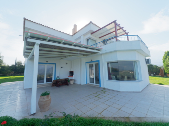 Spacious 4 bedroom Villa with Pool & Separate Apartment