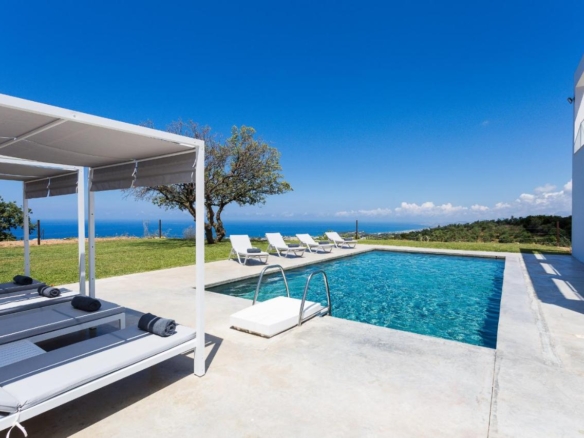 Immaculate 6bed Villa with Pool & Playroom