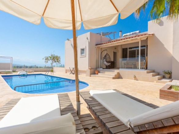 Sunny 4 Bed Villa & 3 Bed Apartment with Pool