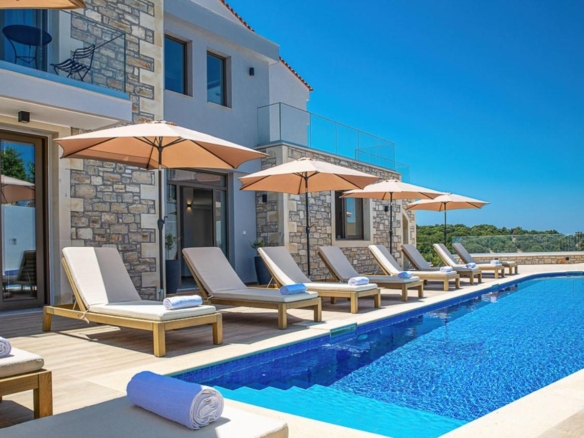 Fantastic 7-bed Villa with Swimming Pool