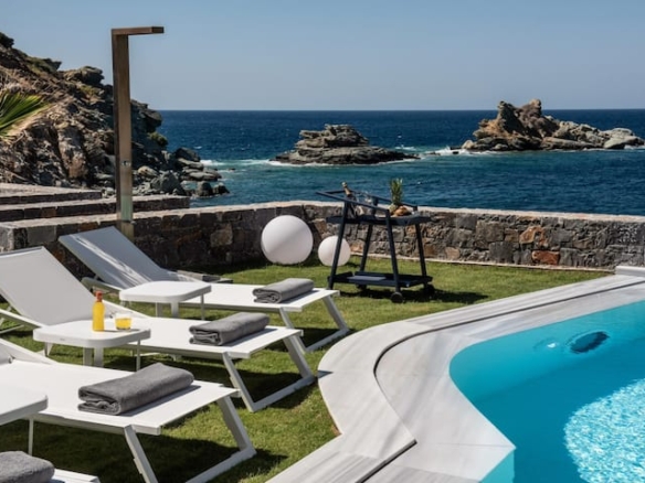 Beachfront Luxurious 4-ensuite-Bed 5-Bath Villa with Pool & Playroom