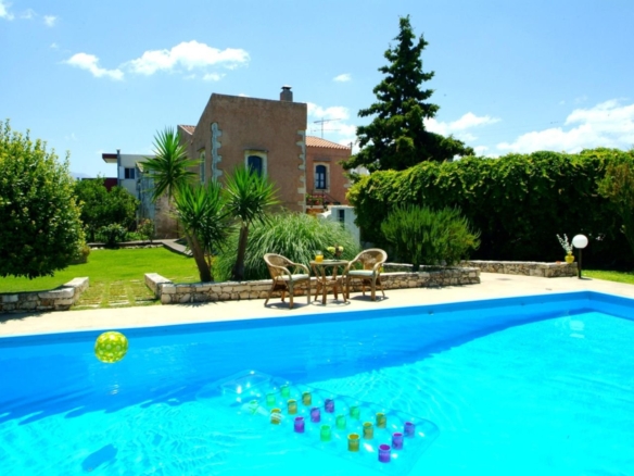 Traditional 3-Bedroom Villa with Pool