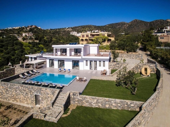 Immaculate Seaview 5-Bedroom 4-Bathroom Villa with Pool