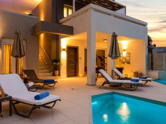 Massive 7-bed Villa with 2 Maisonnettes & 1 Apartment with 2 Swimming Pools