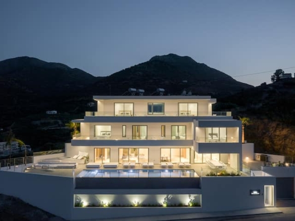 Iconic Seaview Residence 8-bed 9-bath with Pool, Cinema & Gym