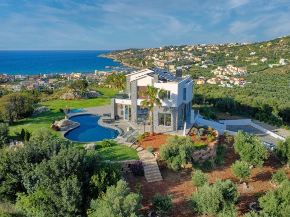 Seaview Mansion 5-bedrooms 3-bathrooms with Massive Pool & Gardens