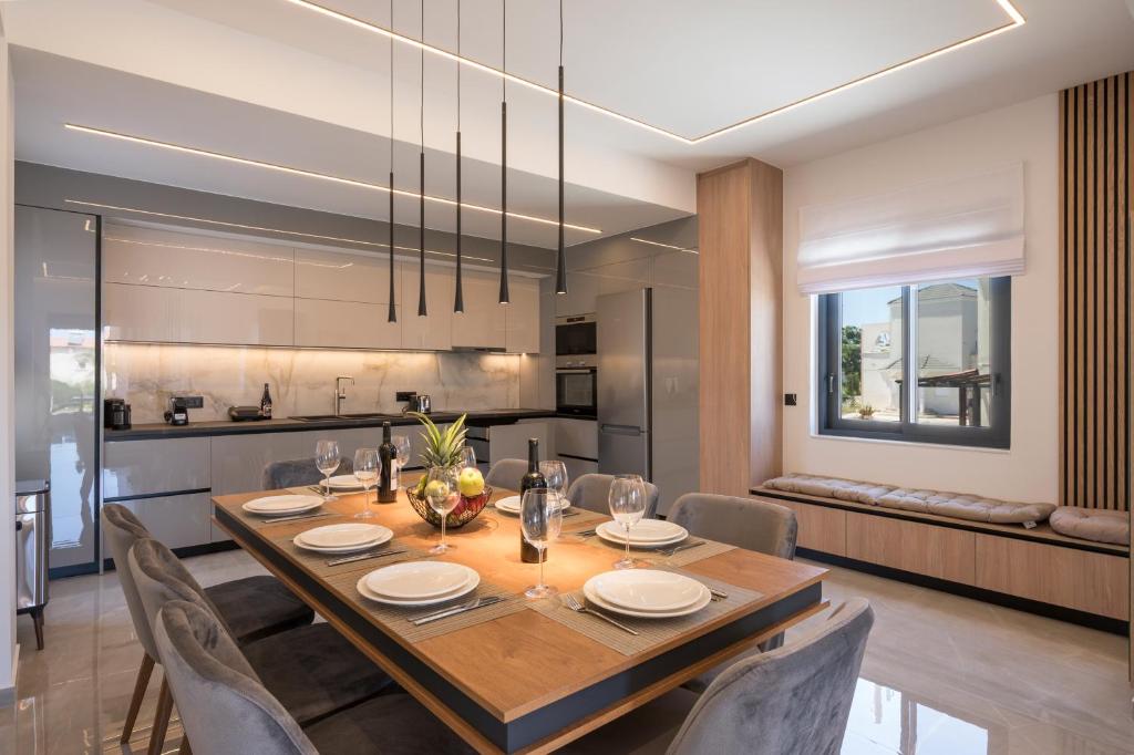 10 Luxury Villa with Private Pool for Sale in Tavronitis, Crete