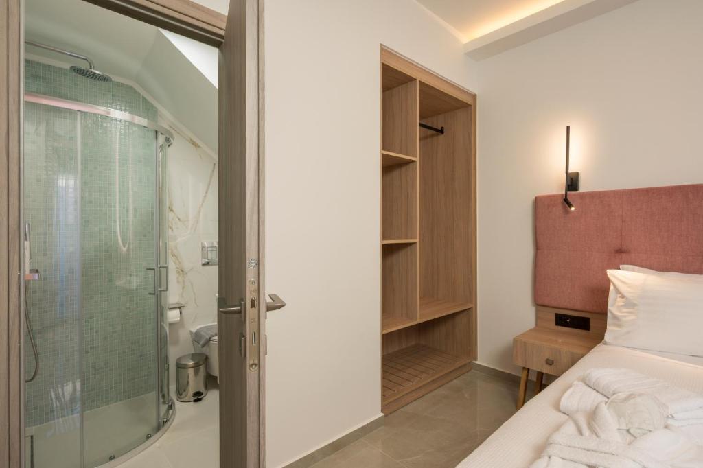 14 Luxury Villa with Private Pool for Sale in Tavronitis, Crete