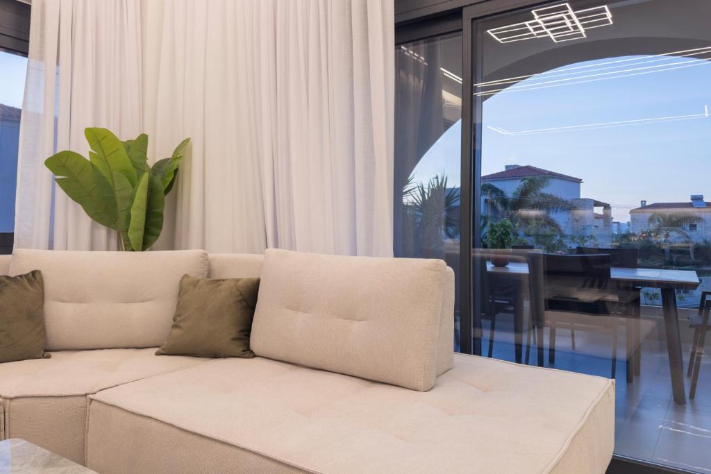 5 Luxury Villa with Private Pool for Sale in Tavronitis, Crete